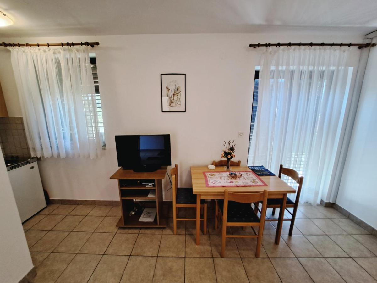 סטארי גראד Apartments 1000 Flowers מראה חיצוני תמונה